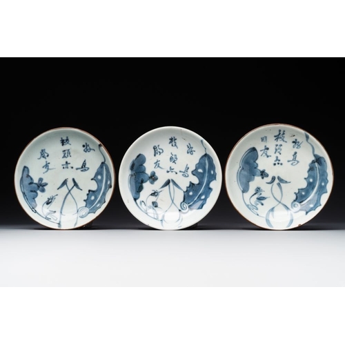 336 - A varied collection of Chinese blue and white, grisaille and famille verte porcelain, Kangxi and lat... 