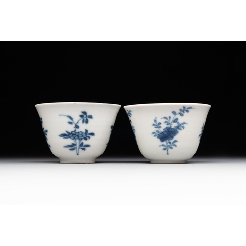 346 - A pair of fine Chinese blue and white cups, Chenghua mark, KangxiDia.: 5,2 cm - H.: 3,4 cmThe absenc... 