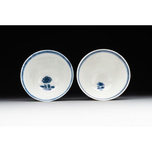 346 - A pair of fine Chinese blue and white cups, Chenghua mark, KangxiDia.: 5,2 cm - H.: 3,4 cmThe absenc... 