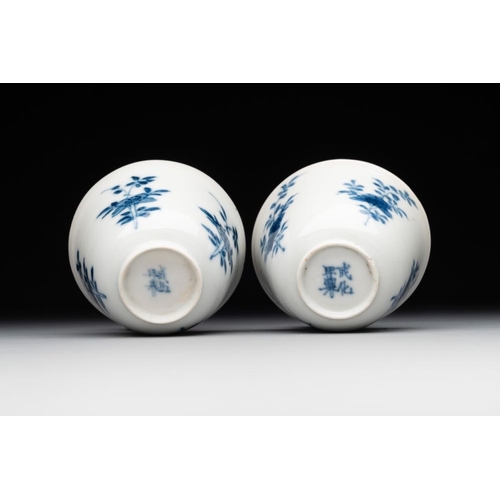 346 - A pair of fine Chinese blue and white cups, Chenghua mark, KangxiDia.: 5,2 cm - H.: 3,4 cmThe absenc... 