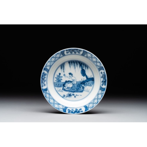 347 - A Chinese blue and white 'erotic' cup and saucer, KangxiDia.: 11 cm (the saucer)Dia.: 6,8 cm - H.: 4... 