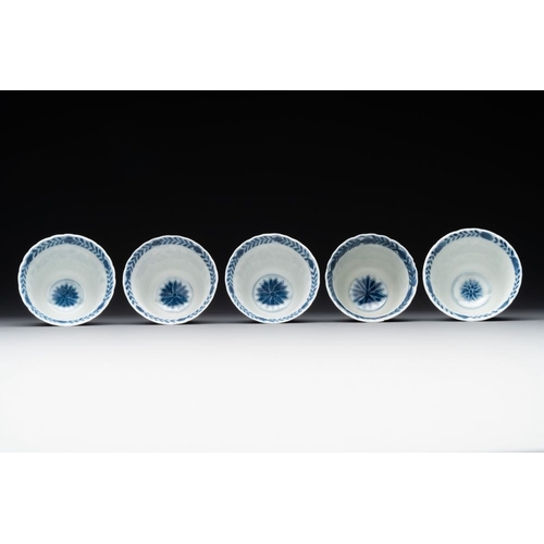 350 - Five fine Chinese blue and white cups and saucers, 19th C.Dia.: 13 cm (the saucers)Dia.: 7,9 cm - H.... 