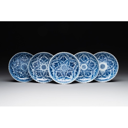 350 - Five fine Chinese blue and white cups and saucers, 19th C.Dia.: 13 cm (the saucers)Dia.: 7,9 cm - H.... 