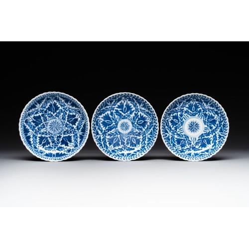 350 - Five fine Chinese blue and white cups and saucers, 19th C.Dia.: 13 cm (the saucers)Dia.: 7,9 cm - H.... 