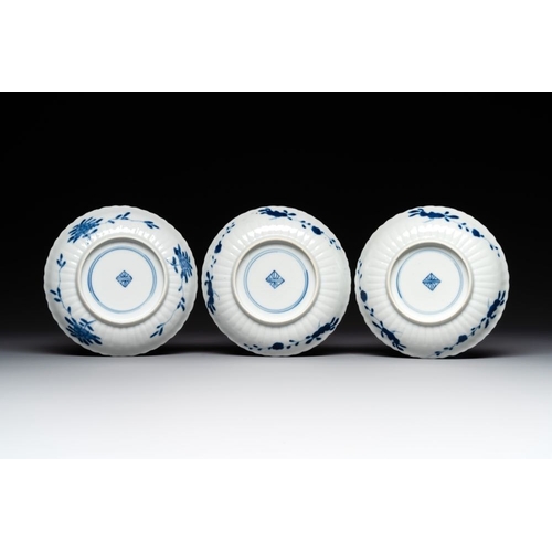 350 - Five fine Chinese blue and white cups and saucers, 19th C.Dia.: 13 cm (the saucers)Dia.: 7,9 cm - H.... 