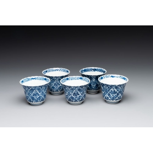 350 - Five fine Chinese blue and white cups and saucers, 19th C.Dia.: 13 cm (the saucers)Dia.: 7,9 cm - H.... 