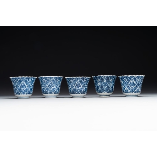 350 - Five fine Chinese blue and white cups and saucers, 19th C.Dia.: 13 cm (the saucers)Dia.: 7,9 cm - H.... 