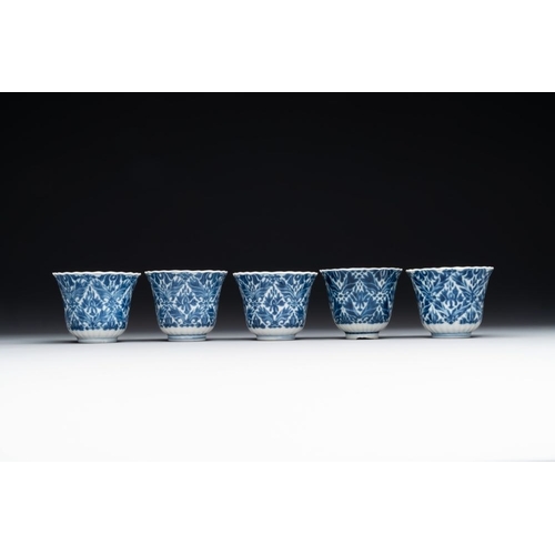 350 - Five fine Chinese blue and white cups and saucers, 19th C.Dia.: 13 cm (the saucers)Dia.: 7,9 cm - H.... 