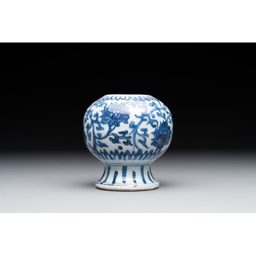 368 - A Chinese blue and white 'lotus scroll' vase, MingH.: 9,5 cmThe absence of a condition report does n... 