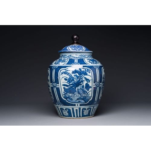 369 - A Chinese blue and white jar and cover with floral design, WanliH.: 46,5 cm (incl. cover)The absence... 