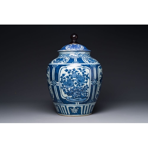 369 - A Chinese blue and white jar and cover with floral design, WanliH.: 46,5 cm (incl. cover)The absence... 