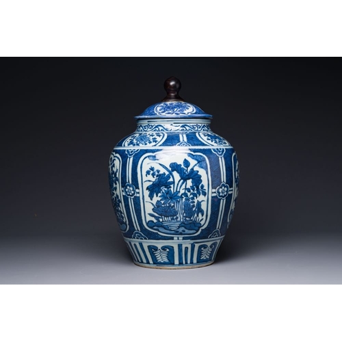 369 - A Chinese blue and white jar and cover with floral design, WanliH.: 46,5 cm (incl. cover)The absence... 