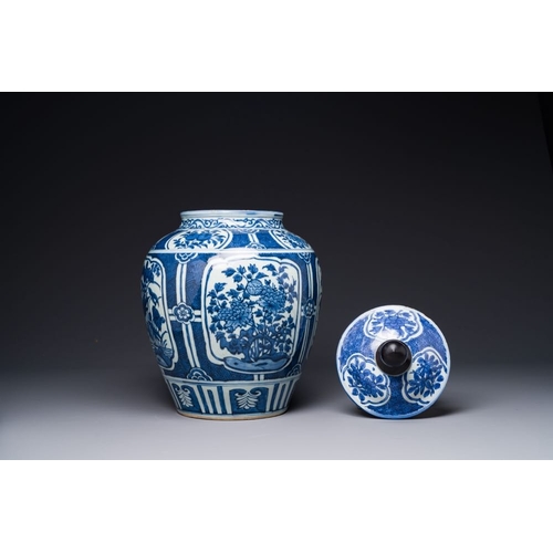 369 - A Chinese blue and white jar and cover with floral design, WanliH.: 46,5 cm (incl. cover)The absence... 