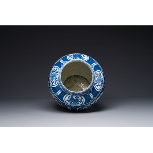 369 - A Chinese blue and white jar and cover with floral design, WanliH.: 46,5 cm (incl. cover)The absence... 