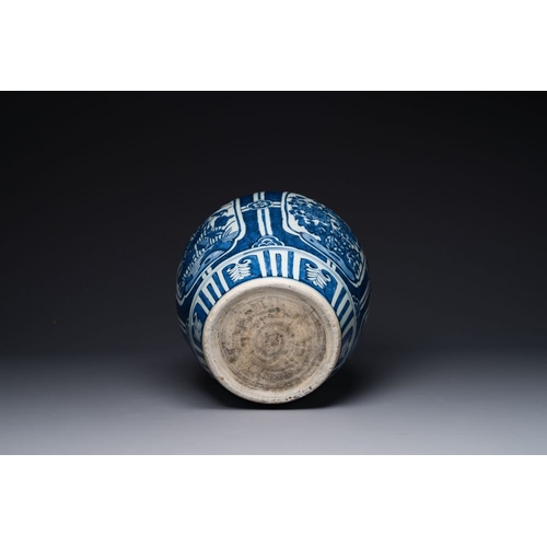 369 - A Chinese blue and white jar and cover with floral design, WanliH.: 46,5 cm (incl. cover)The absence... 