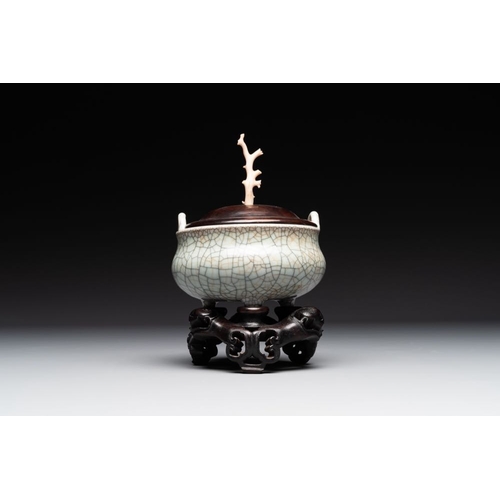 373 - A Chinese ge-type censer with wooden stand and cover, QianlongDia.: 14,5 cm - H.: 22 cm (incl. stand... 