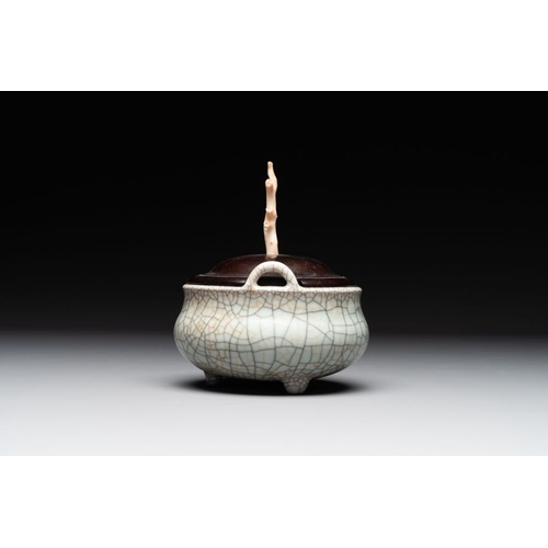 373 - A Chinese ge-type censer with wooden stand and cover, QianlongDia.: 14,5 cm - H.: 22 cm (incl. stand... 