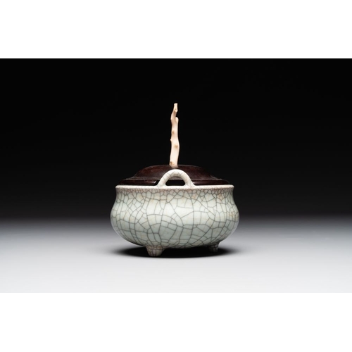 373 - A Chinese ge-type censer with wooden stand and cover, QianlongDia.: 14,5 cm - H.: 22 cm (incl. stand... 