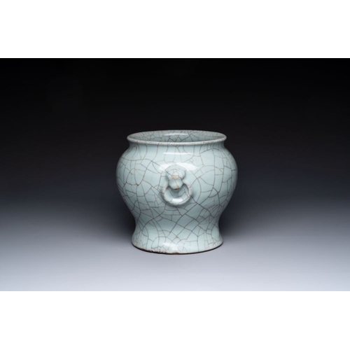 374 - A Chinese ge-type vase with lion handles 18th C.H.: 21,3 cmThe absence of a condition report does no... 