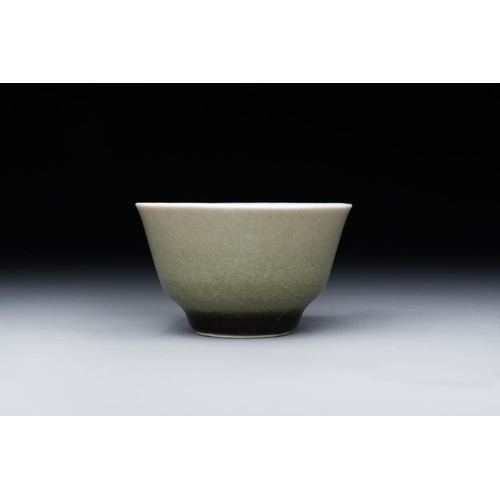 379 - A rare Chinese monochrome peachbloom-glazed cup, Qianlong mark and of the periodDia.: 7 cm - H.: 4 c... 