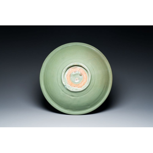 380 - A large Chinese Longquan celadon dish, Yuan/MingDia.: 43 cm - H.: 11 cm
 Provenance: - An important ... 