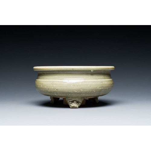 382 - Two Chinese Longquan celadon tripod censers, MingDia.: 29,5 cm - H.: 15 cmDia.: 15,5 cm - H.: 7,5 cm... 