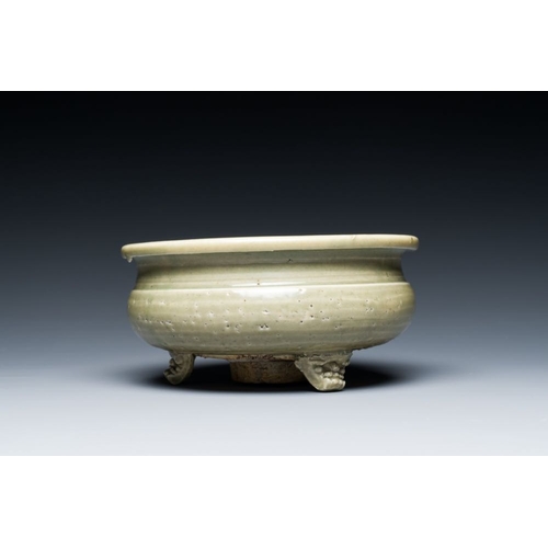 382 - Two Chinese Longquan celadon tripod censers, MingDia.: 29,5 cm - H.: 15 cmDia.: 15,5 cm - H.: 7,5 cm... 