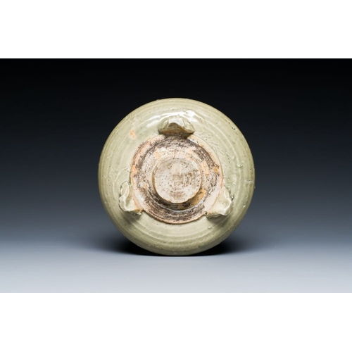 382 - Two Chinese Longquan celadon tripod censers, MingDia.: 29,5 cm - H.: 15 cmDia.: 15,5 cm - H.: 7,5 cm... 