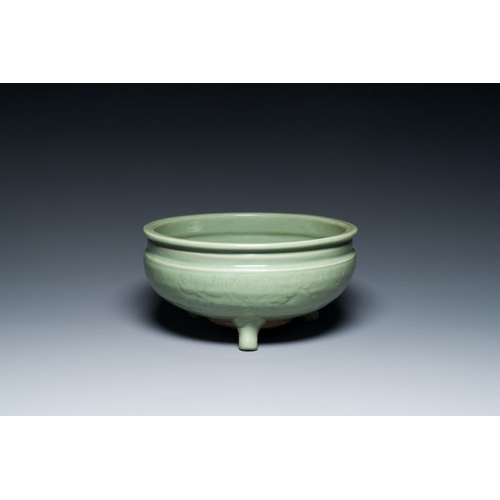 382 - Two Chinese Longquan celadon tripod censers, MingDia.: 29,5 cm - H.: 15 cmDia.: 15,5 cm - H.: 7,5 cm... 