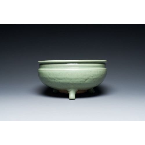 382 - Two Chinese Longquan celadon tripod censers, MingDia.: 29,5 cm - H.: 15 cmDia.: 15,5 cm - H.: 7,5 cm... 