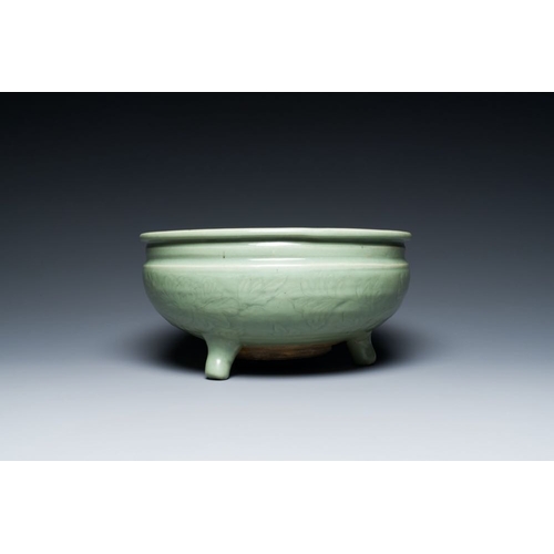 382 - Two Chinese Longquan celadon tripod censers, MingDia.: 29,5 cm - H.: 15 cmDia.: 15,5 cm - H.: 7,5 cm... 