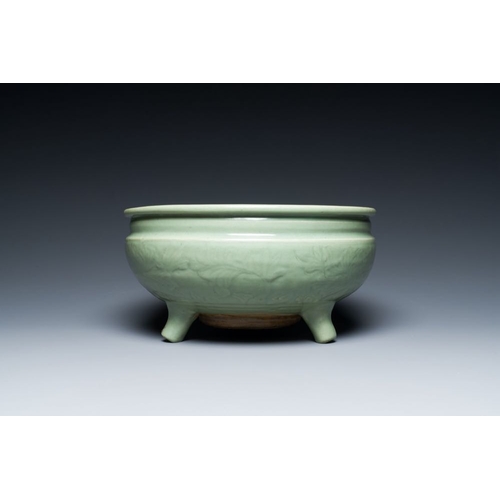 382 - Two Chinese Longquan celadon tripod censers, MingDia.: 29,5 cm - H.: 15 cmDia.: 15,5 cm - H.: 7,5 cm... 