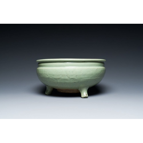 382 - Two Chinese Longquan celadon tripod censers, MingDia.: 29,5 cm - H.: 15 cmDia.: 15,5 cm - H.: 7,5 cm... 