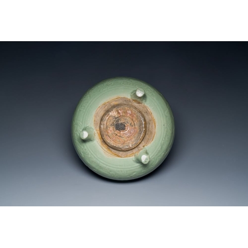 382 - Two Chinese Longquan celadon tripod censers, MingDia.: 29,5 cm - H.: 15 cmDia.: 15,5 cm - H.: 7,5 cm... 