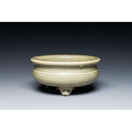 382 - Two Chinese Longquan celadon tripod censers, MingDia.: 29,5 cm - H.: 15 cmDia.: 15,5 cm - H.: 7,5 cm... 