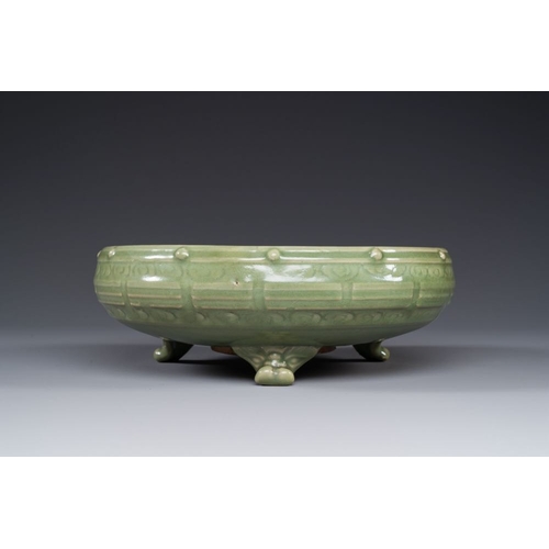 383 - A Chinese Longquan celadon tripod censer on wooden stand, Yuan/MingDia.: 31 cm - H.: 15 cm (incl. st... 