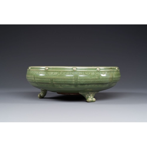 383 - A Chinese Longquan celadon tripod censer on wooden stand, Yuan/MingDia.: 31 cm - H.: 15 cm (incl. st... 