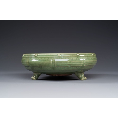 383 - A Chinese Longquan celadon tripod censer on wooden stand, Yuan/MingDia.: 31 cm - H.: 15 cm (incl. st... 