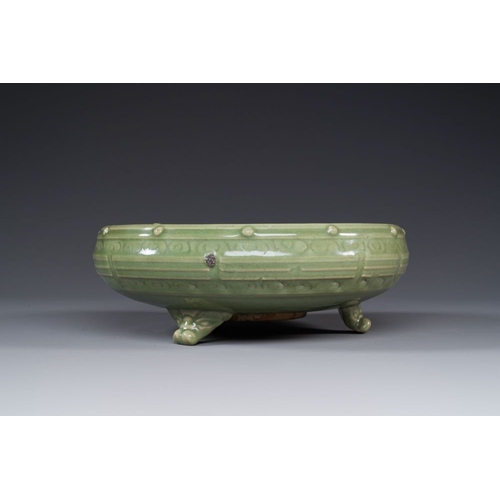 383 - A Chinese Longquan celadon tripod censer on wooden stand, Yuan/MingDia.: 31 cm - H.: 15 cm (incl. st... 