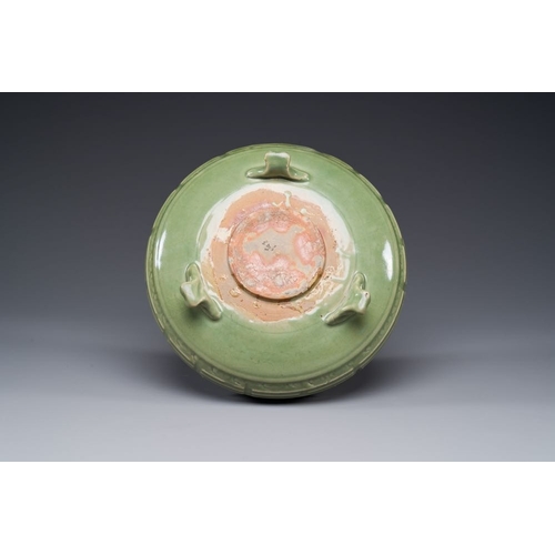 383 - A Chinese Longquan celadon tripod censer on wooden stand, Yuan/MingDia.: 31 cm - H.: 15 cm (incl. st... 