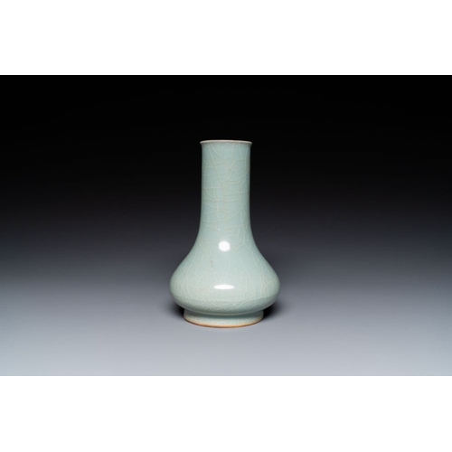 388 - A Chinese Longquan celadon bottle vase, Song/MingH.: 20 cmThe absence of a condition report does not... 