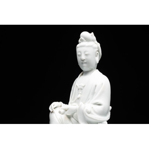 390 - A Chinese Dehua blanc de Chine Guanyin, 19th C.H.: 20,8 cmThe absence of a condition report does not... 