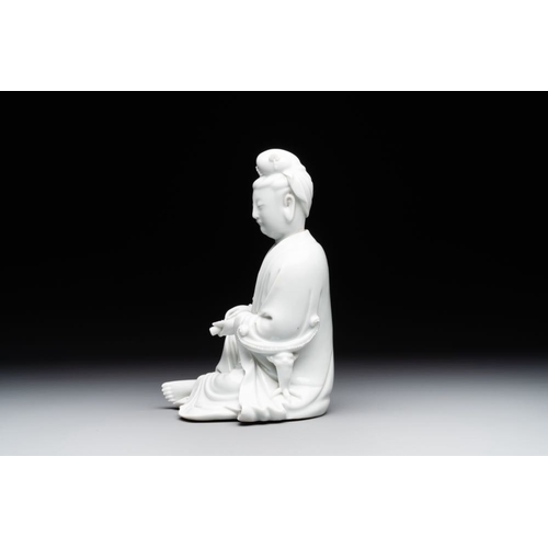 390 - A Chinese Dehua blanc de Chine Guanyin, 19th C.H.: 20,8 cmThe absence of a condition report does not... 