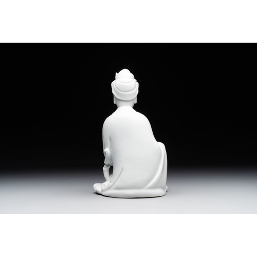 390 - A Chinese Dehua blanc de Chine Guanyin, 19th C.H.: 20,8 cmThe absence of a condition report does not... 