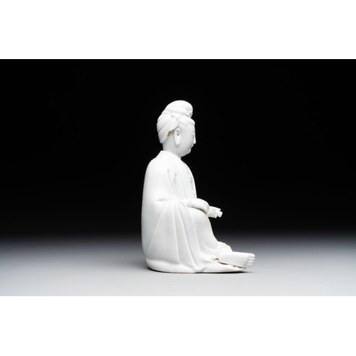 390 - A Chinese Dehua blanc de Chine Guanyin, 19th C.H.: 20,8 cmThe absence of a condition report does not... 