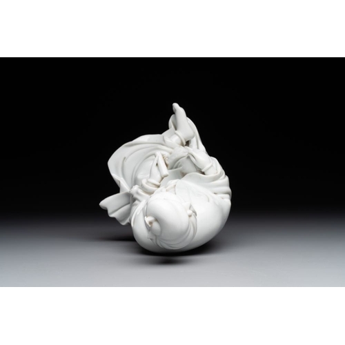 390 - A Chinese Dehua blanc de Chine Guanyin, 19th C.H.: 20,8 cmThe absence of a condition report does not... 