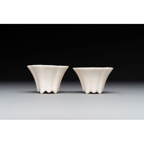 391 - A pair of Chinese Dehua blanc de Chine flower-shaped cups, KangxiDia.: 6,5 cm - H.: 4 cmThe absence ... 