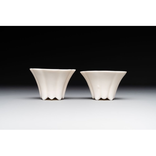 391 - A pair of Chinese Dehua blanc de Chine flower-shaped cups, KangxiDia.: 6,5 cm - H.: 4 cmThe absence ... 