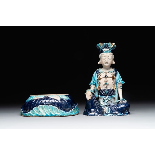 394 - A Chinese Fahua Guanyin on stand, MingH.: 25,5 cm (incl. stand)H.: 20 cm (excl. stand)The absence of... 