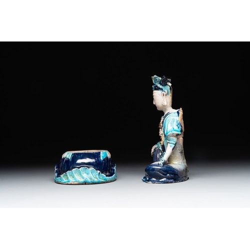 394 - A Chinese Fahua Guanyin on stand, MingH.: 25,5 cm (incl. stand)H.: 20 cm (excl. stand)The absence of... 